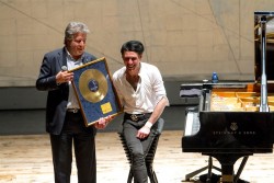Ezio Bosso riceve da Vincenzo Spera il disco d’oro
