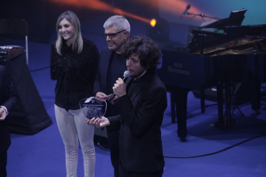 Premio Assomusica per la Migliore Performance Live ad Ermal Meta, al "Calabria Fest Tutta Italiana"