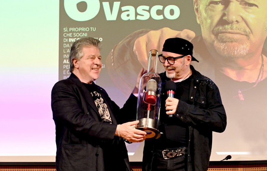 Premio Assomusica a Vasco per la dedizione ai testi e ai significati delle sue canzoni e per la spettacolarità dei suoi concerti live