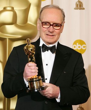 Un Oscar tricolore con la statuetta a Ennio Morricone