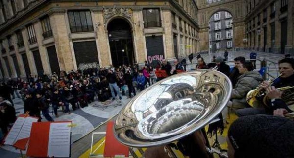 Napoli. San Carlo, flash mob in Galleria, il concerto dei «ribelli»