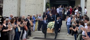 Un lungo applauso per dire addio a Sergio Piazzoli