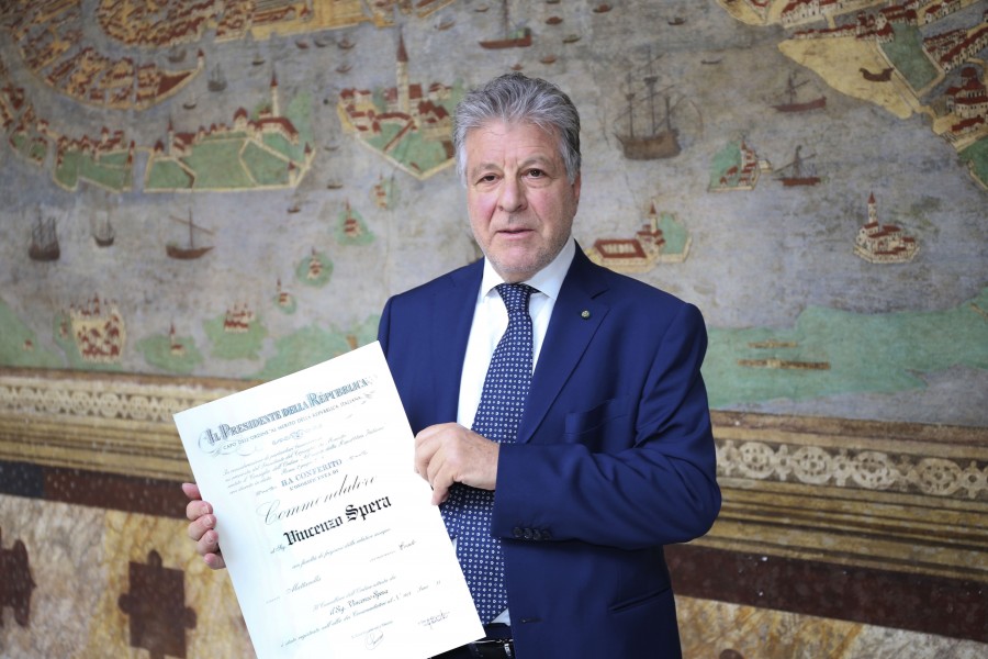 AL PRESIDENTE DI ASSOMUSICA VINCENZO SPERA  IL DIPLOMA ONORIFICO DI COMMENDATORE DELL’ORDINE  AL MERITO DELLA REPUBBLICA ITALIANA