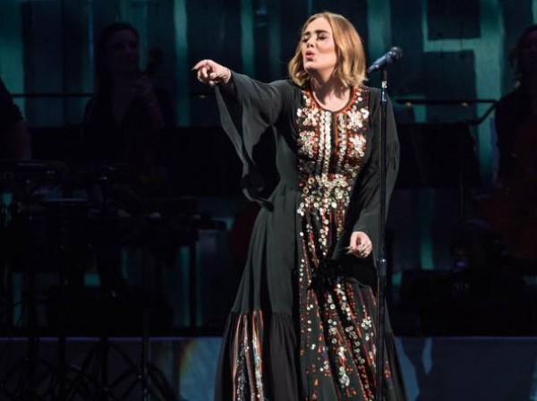 Corriere della Sera: Adele rifiuta l’invito al Super Bowl «Quello spettacolo non è musica»