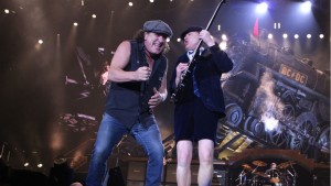 Brian Johnson degli AC/DC rischia la sordità, sospeso il tour