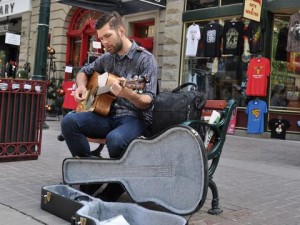 Londra, il sindaco Boris Johnson in supporto ai musicisti di strada